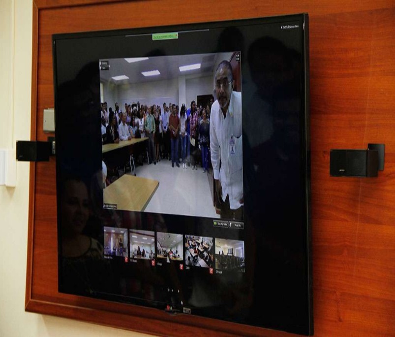 estudiantes en aula interactiva 2